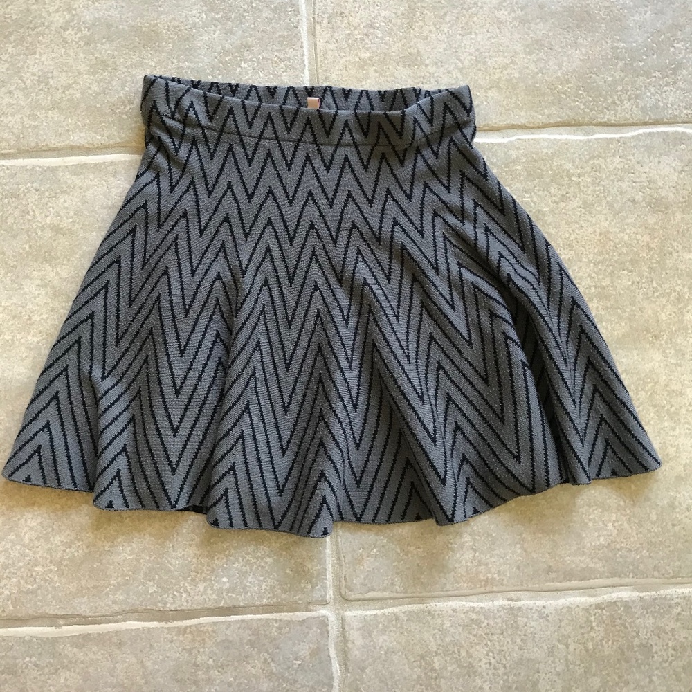Candie's Gray and Black Flow Skirt sz S